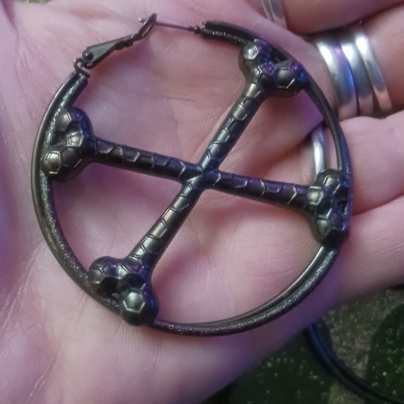 Crossbones hoops - Picture 4 of 4